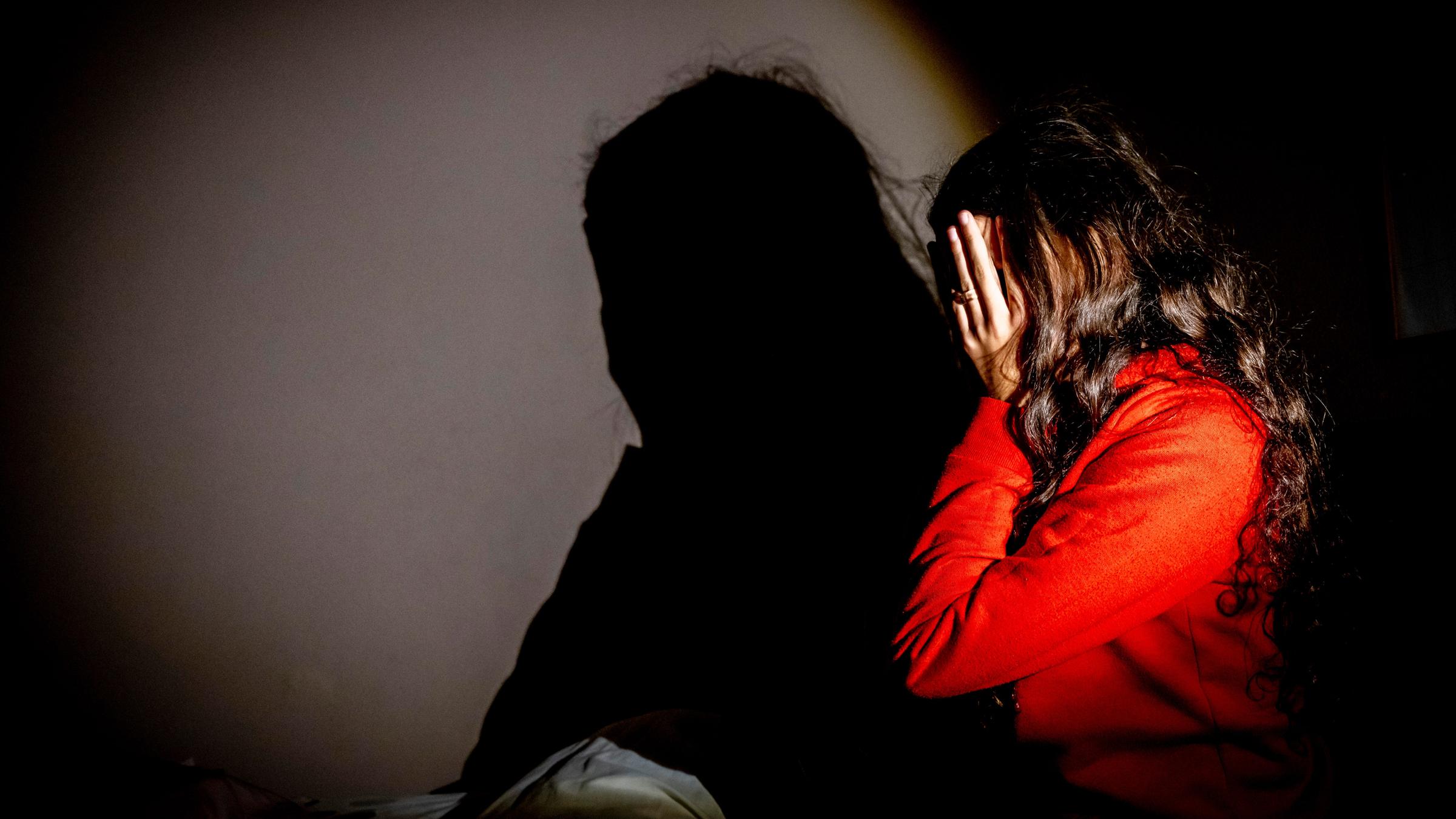 Eine junge Frau schlägt die Hände vors Gesicht. Eine junge Frau schlägt die Hände vors Gesicht.