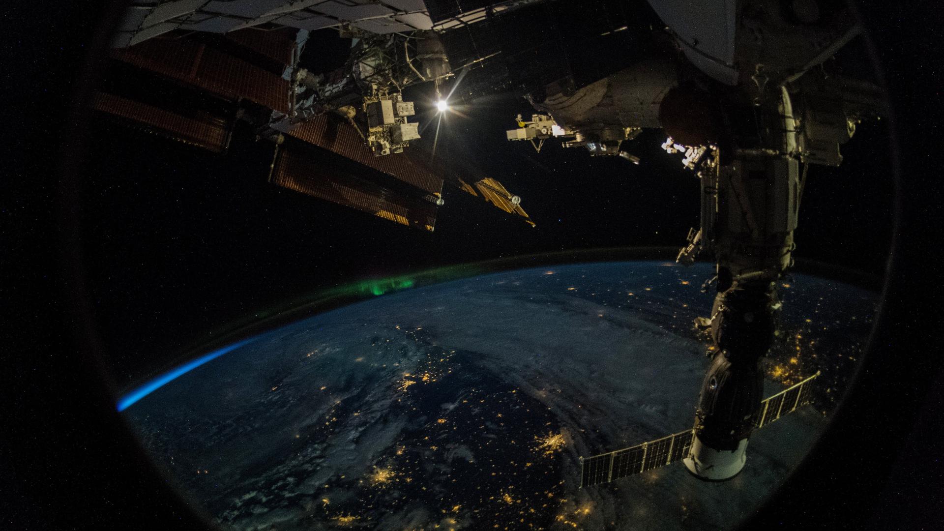 Die Erde gesehen von der ISS mit einem Satellitensystem im Vordergrund, Foto von Alexander Gerst, 2018. Die Erde gesehen von der ISS mit einem Satellitensystem im Vordergrund, Foto von Alexander Gerst, 2018.