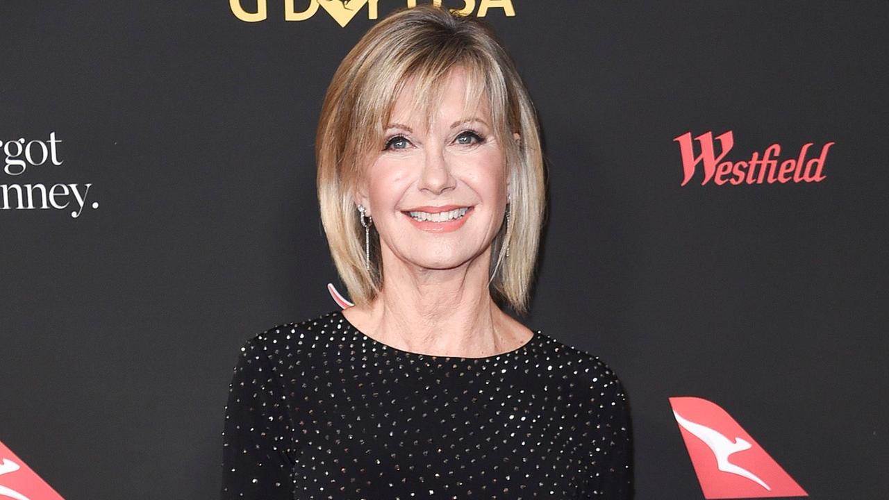 Olivia Newton-John in einem schwarzen Paillettenkleid bei einer Gala in Los Angeles im Jahr 2018. Olivia Newton-John in einem schwarzen Paillettenkleid bei einer Gala in Los Angeles im Jahr 2018.