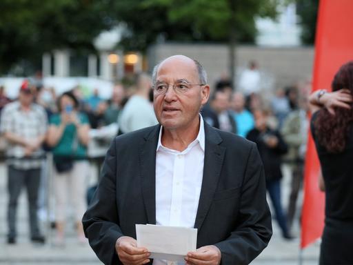 Gregor Gysi (Linke) spricht bei einer Demonstration auf dem Augustusplatz in Leipzig am 5.9.2022