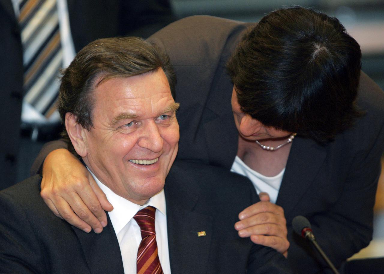 Die damalige Bundesgesundheitsministerin Ulla Schmidt umarmt 2005 vor Beginn der Koalitionsverhandlungen Bundeskanzler Gerhard Schröder 