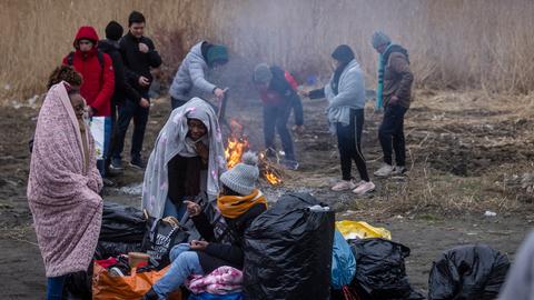 Das Foto zeigt Flüchtlinge aus mehreren Ländern, unter anderem aus afrikanischen Staaten, aus dem Mittleren Osten und aus Indien - am Grenzübergang Medyka zwischen der Ukraine und Polen. Das Foto zeigt Flüchtlinge aus mehreren Ländern, unter anderem aus afrikanischen Staaten, aus dem Mittleren Osten und aus Indien - am Grenzübergang Medyka zwischen der Ukraine und Polen.