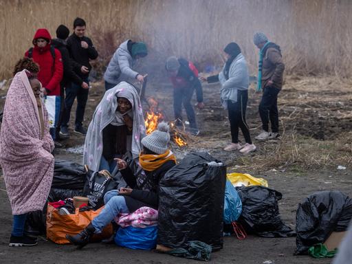 Das Foto zeigt Flüchtlinge aus mehreren Ländern, unter anderem aus afrikanischen Staaten, aus dem Mittleren Osten und aus Indien - am Grenzübergang Medyka zwischen der Ukraine und Polen.