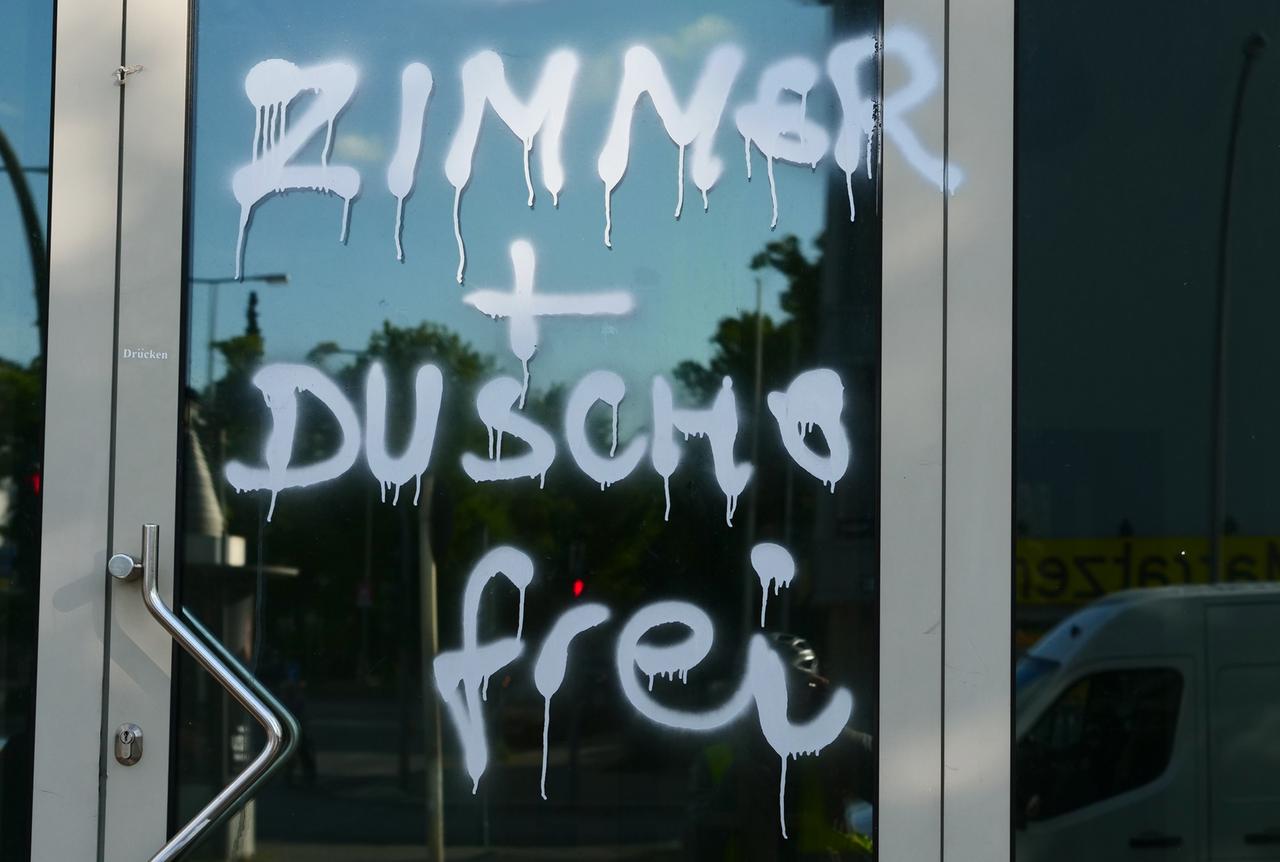 "Zimmer + Dusche frei" steht am Fenster eines heruntergekommenen Gebäudes an einer Hauptstraße in Berlin am 30.05.2020. In dem Haus kommen oft Bauarbeiter aus Osteuropa oder andere Arbeiter auf Montage kurzfristig unter, genau wie andere Menschen, die ganz dringend eine Unterkunft brauchen "Zimmer + Dusche frei" steht am Fenster eines heruntergekommenen Gebäudes an einer Hauptstraße in Berlin am 30.05.2020. In dem Haus kommen oft Bauarbeiter aus Osteuropa oder andere Arbeiter auf Montage kurzfristig unter, genau wie andere Menschen, die ganz dringend eine Unterkunft brauchen