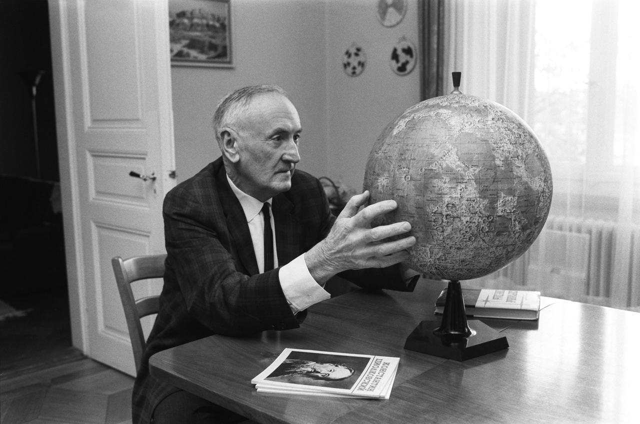 Der Schweizer Astrophysiker Fritz Zwicky in seinem Arbeitszimmer mit einem Mondglobus. Der Schweizer Astrophysiker Fritz Zwicky in seinem Arbeitszimmer mit einem Mondglobus.