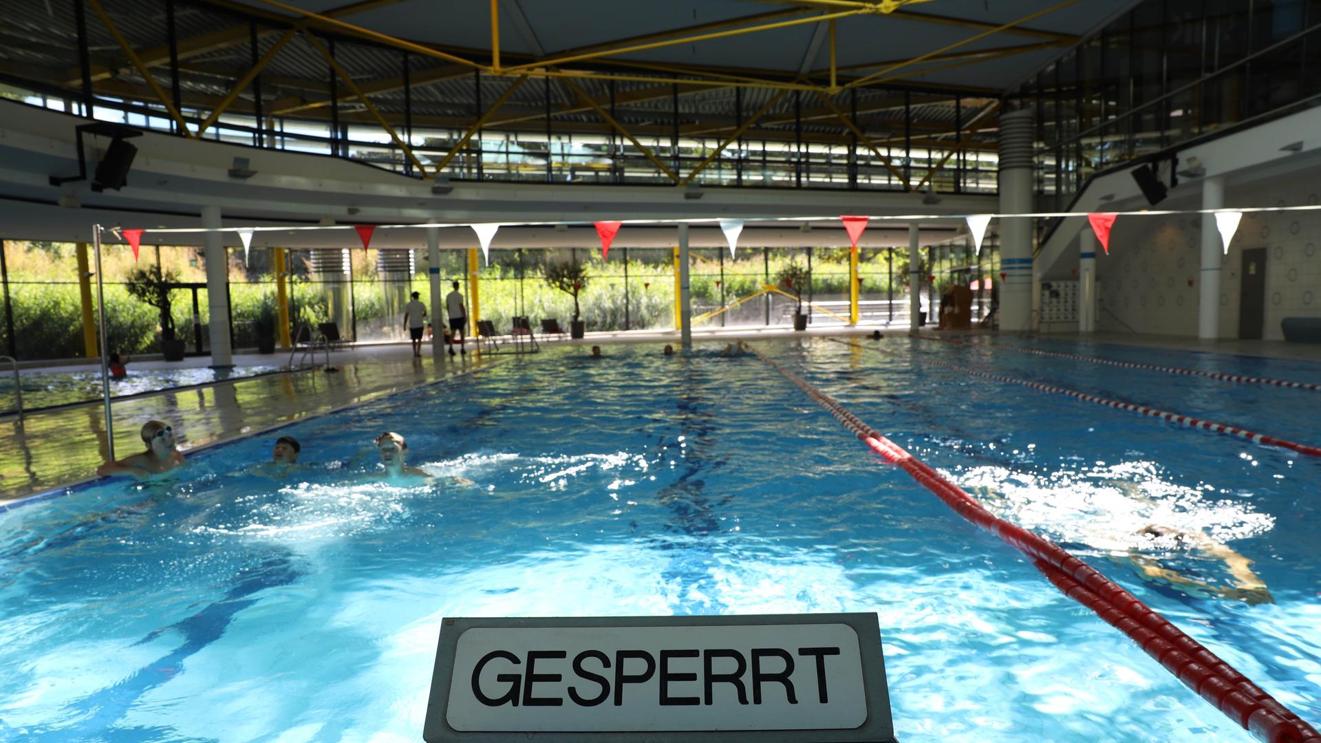 Blick auf die gesperrte Schwimmbahn im Kölner Lentpark. Blick auf die gesperrte Schwimmbahn im Kölner Lentpark.