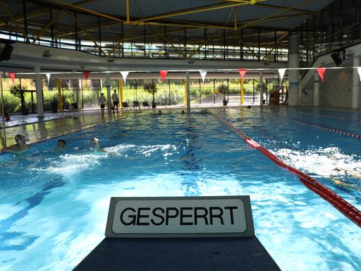 Blick auf die gesperrte Schwimmbahn im Kölner Lentpark. 