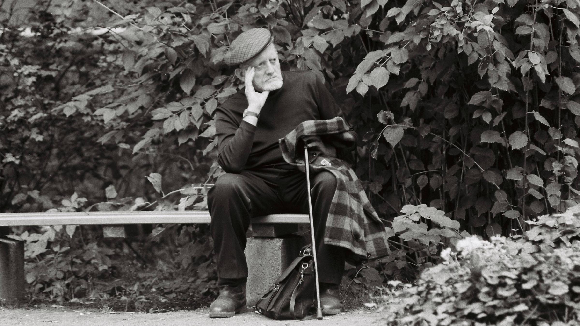 Der Schriftsteller Erwin Strittmatter, 14.08.1912-31.01.1994, fotografiert vor einer Lesung in Weimar im September 1992. Er sitzt, gestützt auf einen Gehstock, Gedanken verloren auf einer Parkbank.