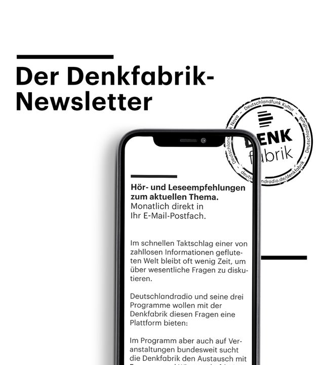 Zu sehen ist der Display eines Smartphones, auf dem der Denkfabrik-Newsletter angekündigt wird. Daneben befindet sich der Denkfabrik-Stempel. 