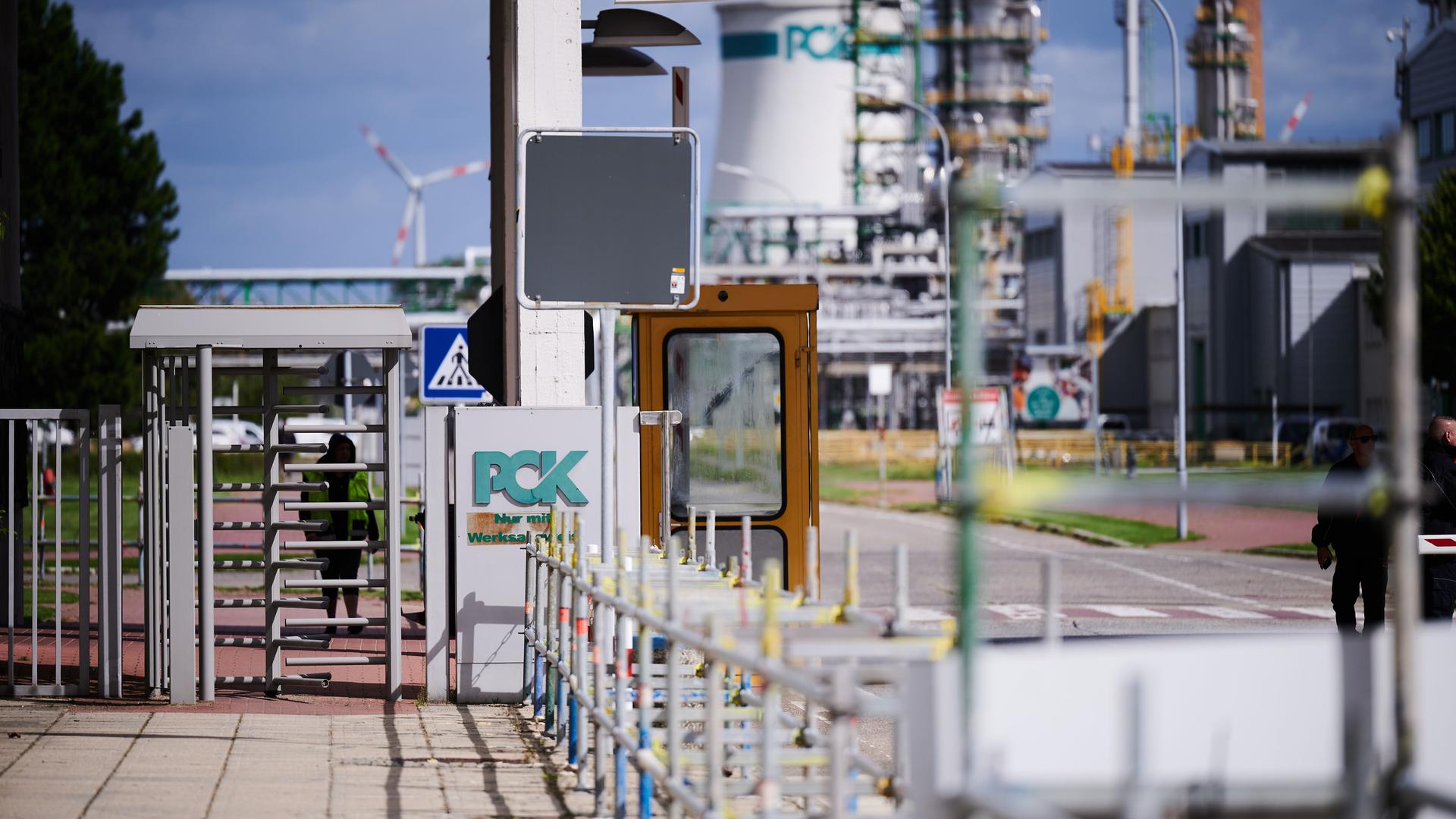 Zur Sicherung des Betriebs der PCK-Raffinerie im brandenburgischen Schwedt setzt die Bundesregierung auf eine Treuhandlösung: Sie stellt die Mehrheitseigner - die Rosneft Deutschland (RDG) und die RN Refining & Marketing GmbH - unter Kontrolle der Bundesnetzagentur Zur Sicherung des Betriebs der PCK-Raffinerie im brandenburgischen Schwedt setzt die Bundesregierung auf eine Treuhandlösung: Sie stellt die Mehrheitseigner - die Rosneft Deutschland (RDG) und die RN Refining & Marketing GmbH - unter Kontrolle der Bundesnetzagentur