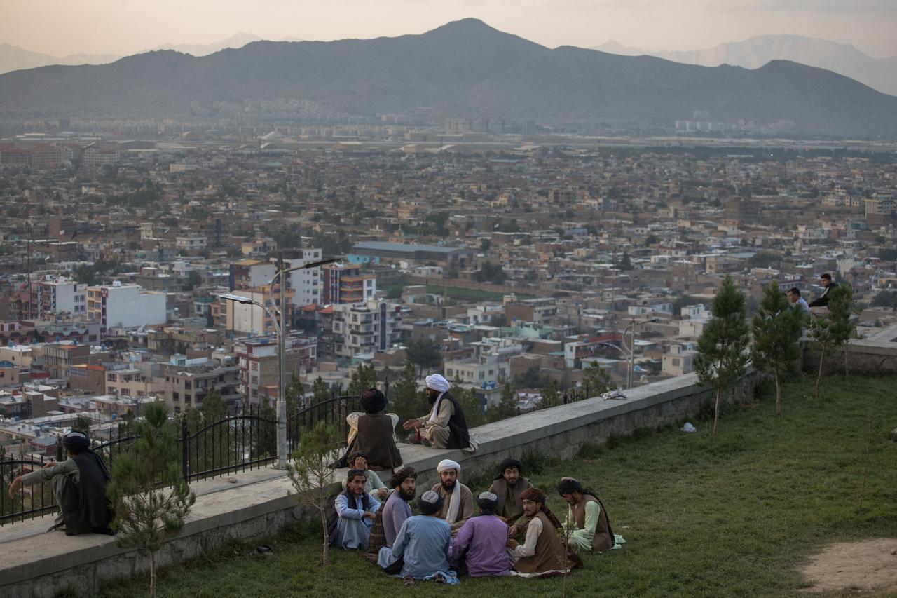 Gruppe Männer in einem Park mit Ausblick über Kabul Gruppe Männer in einem Park mit Ausblick über Kabul
