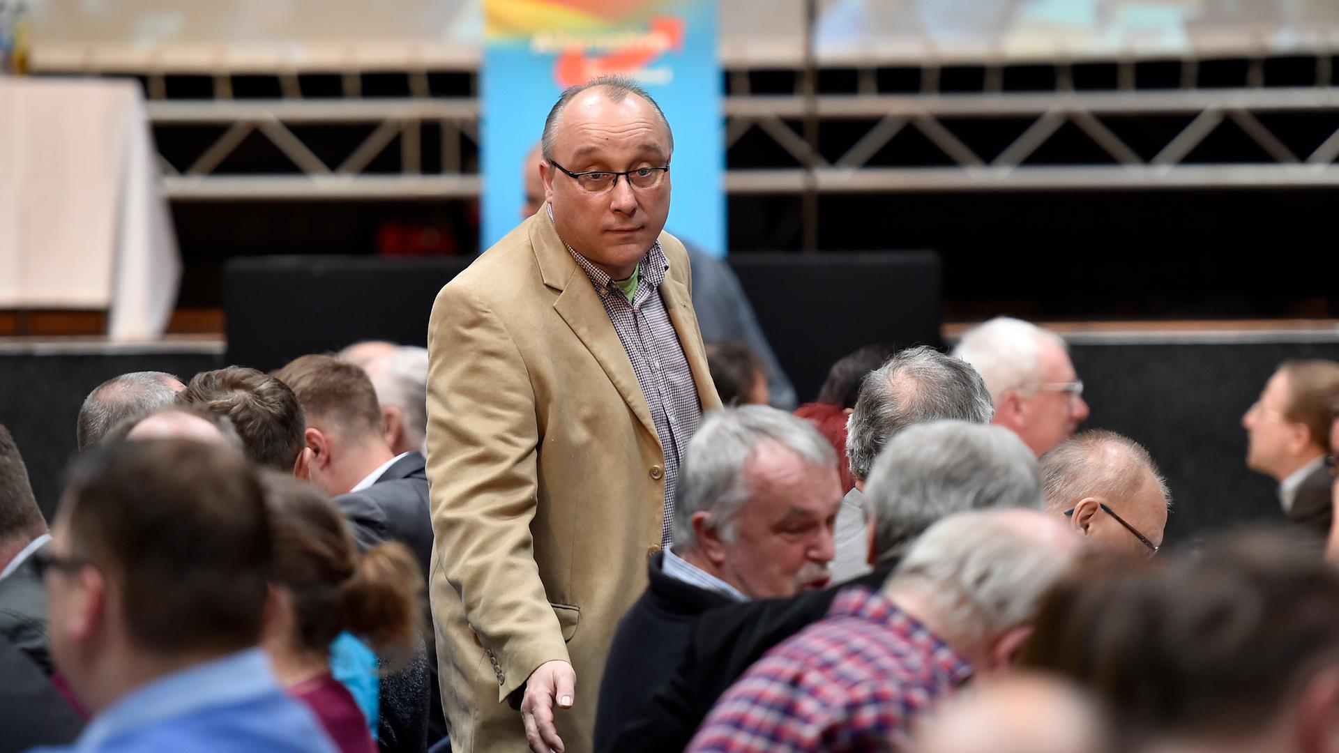 Jens Maier, zu dem Zeitpunkt noch Richter und Bundestagsabgeordneter der AfD, auf dem Landesparteitag der AfD Sachsen am 04.02.2018 Jens Maier, zu dem Zeitpunkt noch Richter und Bundestagsabgeordneter der AfD, auf dem Landesparteitag der AfD Sachsen am 04.02.2018