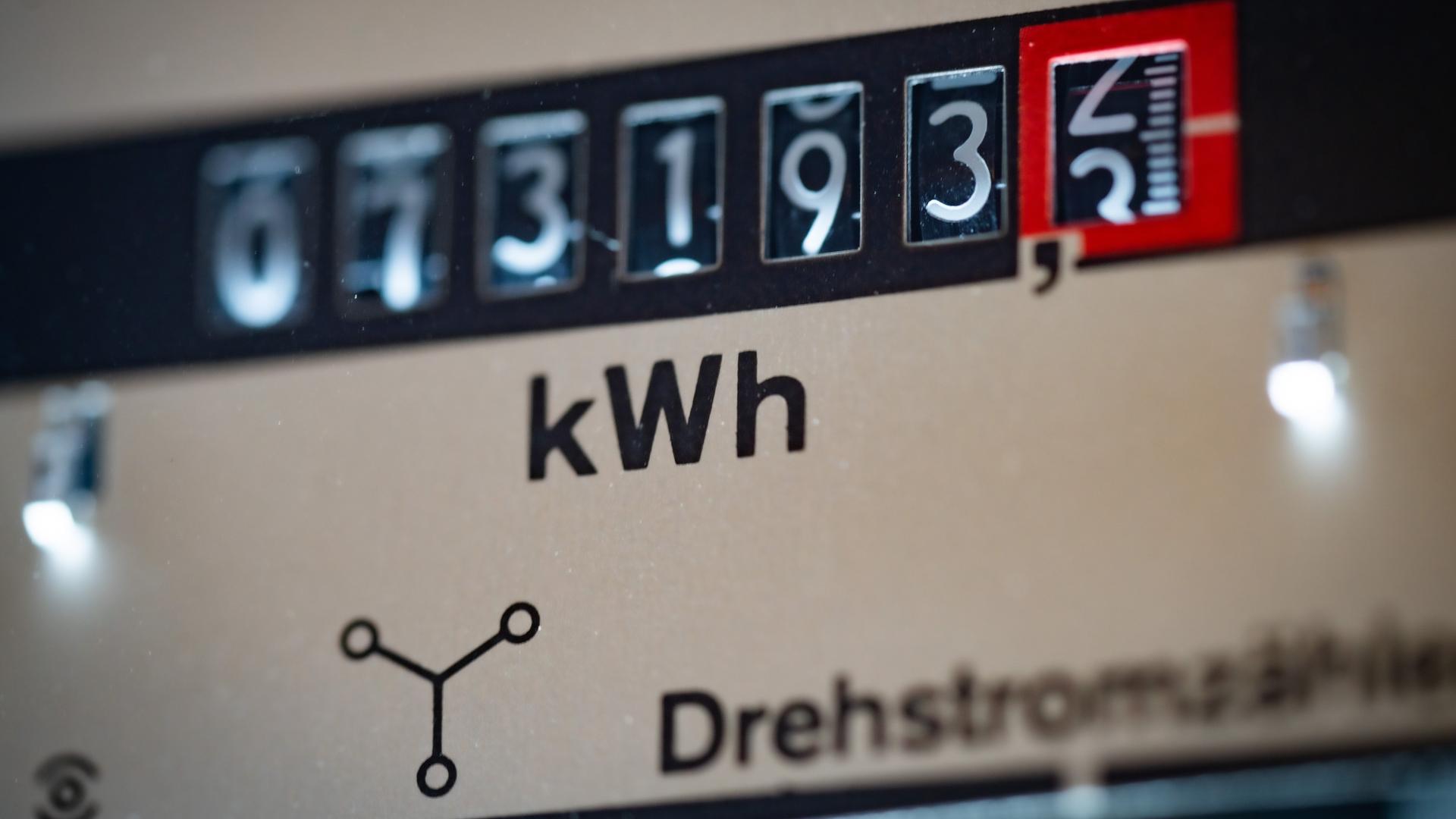Ein Drehstromzähler im Keller eines Hauses Ein Drehstromzähler im Keller eines Hauses