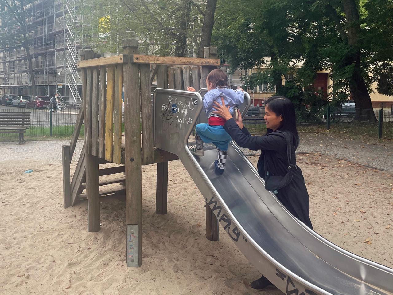 Basilisa Dengen spielt mit ihrem Kind auf einem Spielplatz. Basilisa Dengen spielt mit ihrem Kind auf einem Spielplatz.