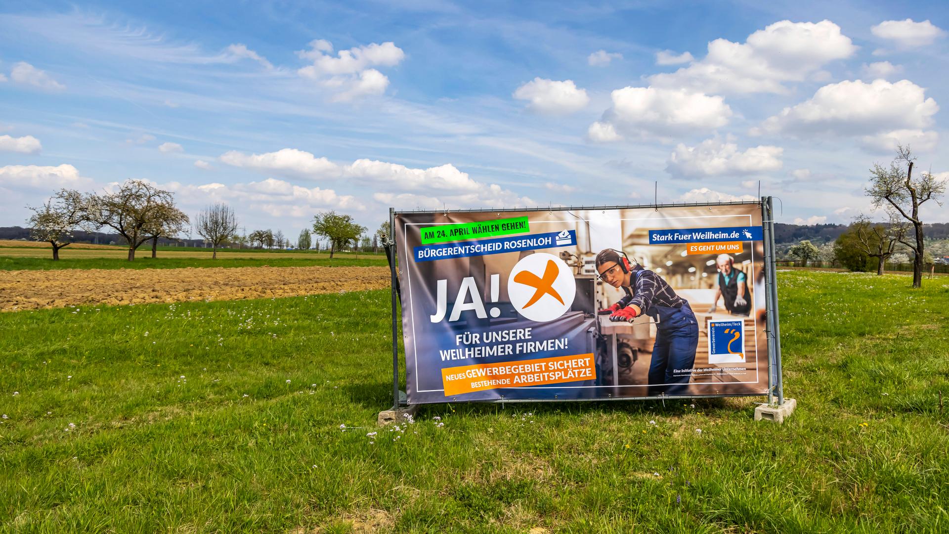 Ein Plakat auf einer Weise bewirbt die Stimmabgabe für den Bürgerentscheid in Weilheim Ein Plakat auf einer Weise bewirbt die Stimmabgabe für den Bürgerentscheid in Weilheim