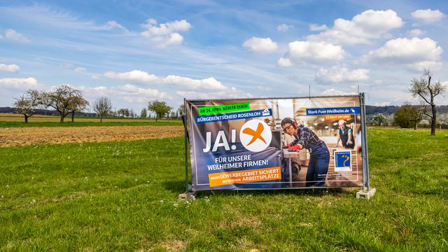 Ein Plakat auf einer Weise bewirbt die Stimmabgabe für den Bürgerentscheid in Weilheim