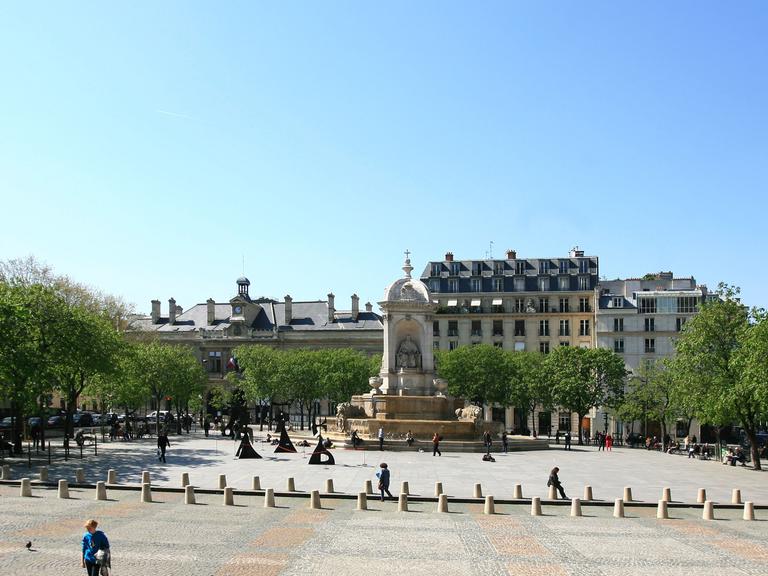 Eine praktische Übung nach Georges Perecs "Versuch einen Platz in Paris zu erfassen". Zu sehen: Place Saint-Sulpice in Paris St. Germain. 