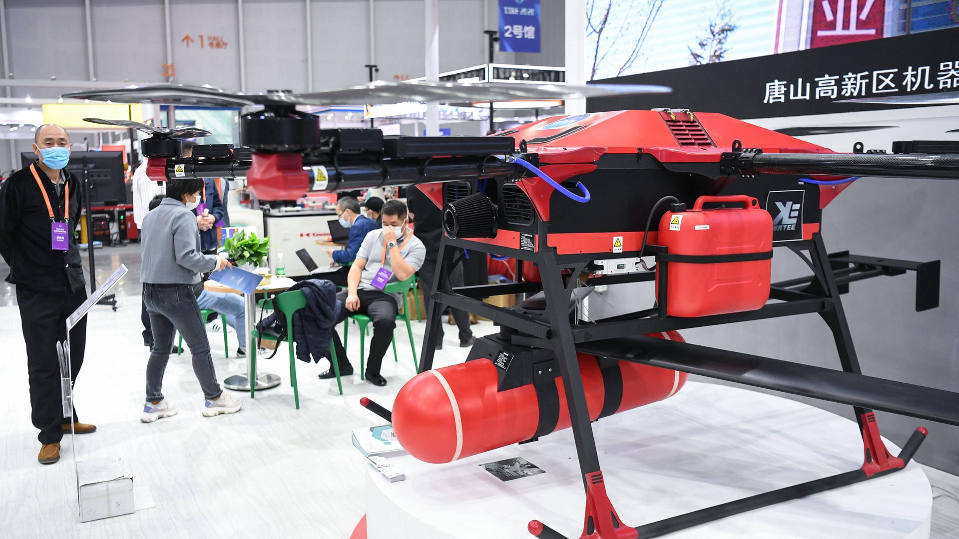 Eine Hybrid betriebene Drohne steht auf der Messe International Intelligent Robot Expo 2020 in Foshan, China Eine Hybrid betriebene Drohne steht auf der Messe International Intelligent Robot Expo 2020 in Foshan, China
