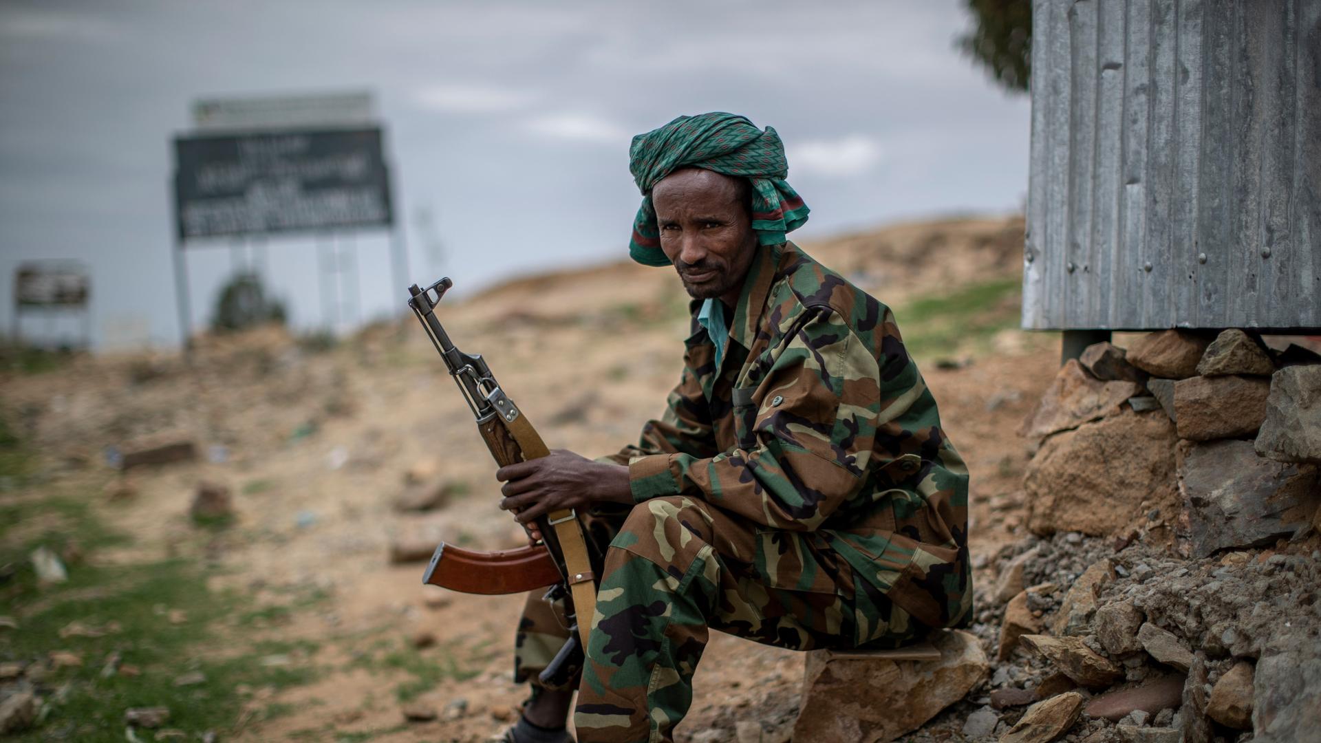 Ein Kämpfer der Tigray People's Liberation Front (TPLF) zugehörig sitzt auf einem Stein außerhalb der Stadt Hawzen im May 2021