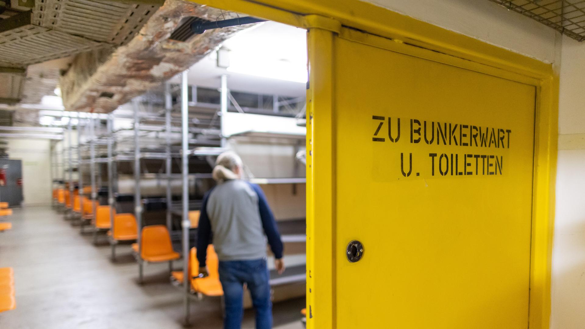 "Zu Bunkerwart und Toiletten" steht auf einer Tür am Aufenthalts- und Schlafraum eines ABC-Bunkers in Nürnberg. Der Atomschutzbunker wurde in den 70er-Jahren während des Kalten Krieges gebaut und sollte den Bürgern Schutz vor Atomwaffen oder auch chemischen und biologischen Massenvernichtungswaffen bieten. "Zu Bunkerwart und Toiletten" steht auf einer Tür am Aufenthalts- und Schlafraum eines ABC-Bunkers in Nürnberg. Der Atomschutzbunker wurde in den 70er-Jahren während des Kalten Krieges gebaut und sollte den Bürgern Schutz vor Atomwaffen oder auch chemischen und biologischen Massenvernichtungswaffen bieten.