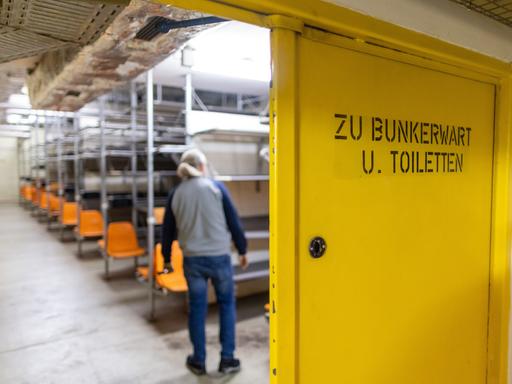 "Zu Bunkerwart und Toiletten" steht auf einer Tür am Aufenthalts- und Schlafraum eines ABC-Bunkers in Nürnberg. Der Atomschutzbunker wurde in den 70er-Jahren während des Kalten Krieges gebaut und sollte den Bürgern Schutz vor Atomwaffen oder auch chemischen und biologischen Massenvernichtungswaffen bieten.