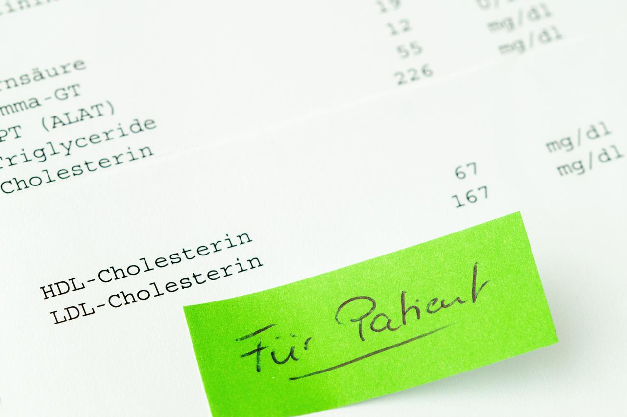 Auf einer Labormitteilung klebt ein Zettel mit dem Hinweis "Für Patient"
