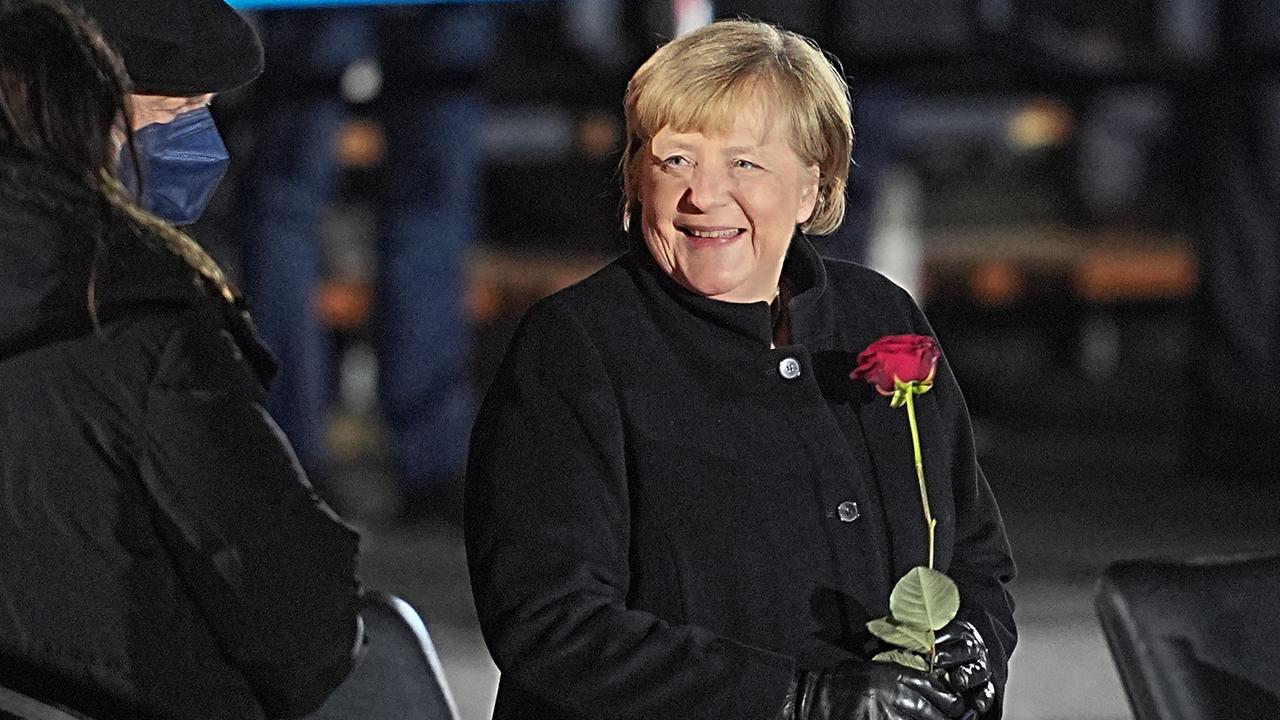 Bundeskanzlerin Angela Merkel (CDU) lacht nach ihrer Verabschiedung durc...</p>

                        <a href=