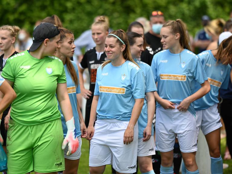 Die Frauen-Mannschaft von Viktoria Berlin beim Aufstiegsspiel zur 2. Bundesliga 2021 gegen den SV Henstedt-Ulzburg.