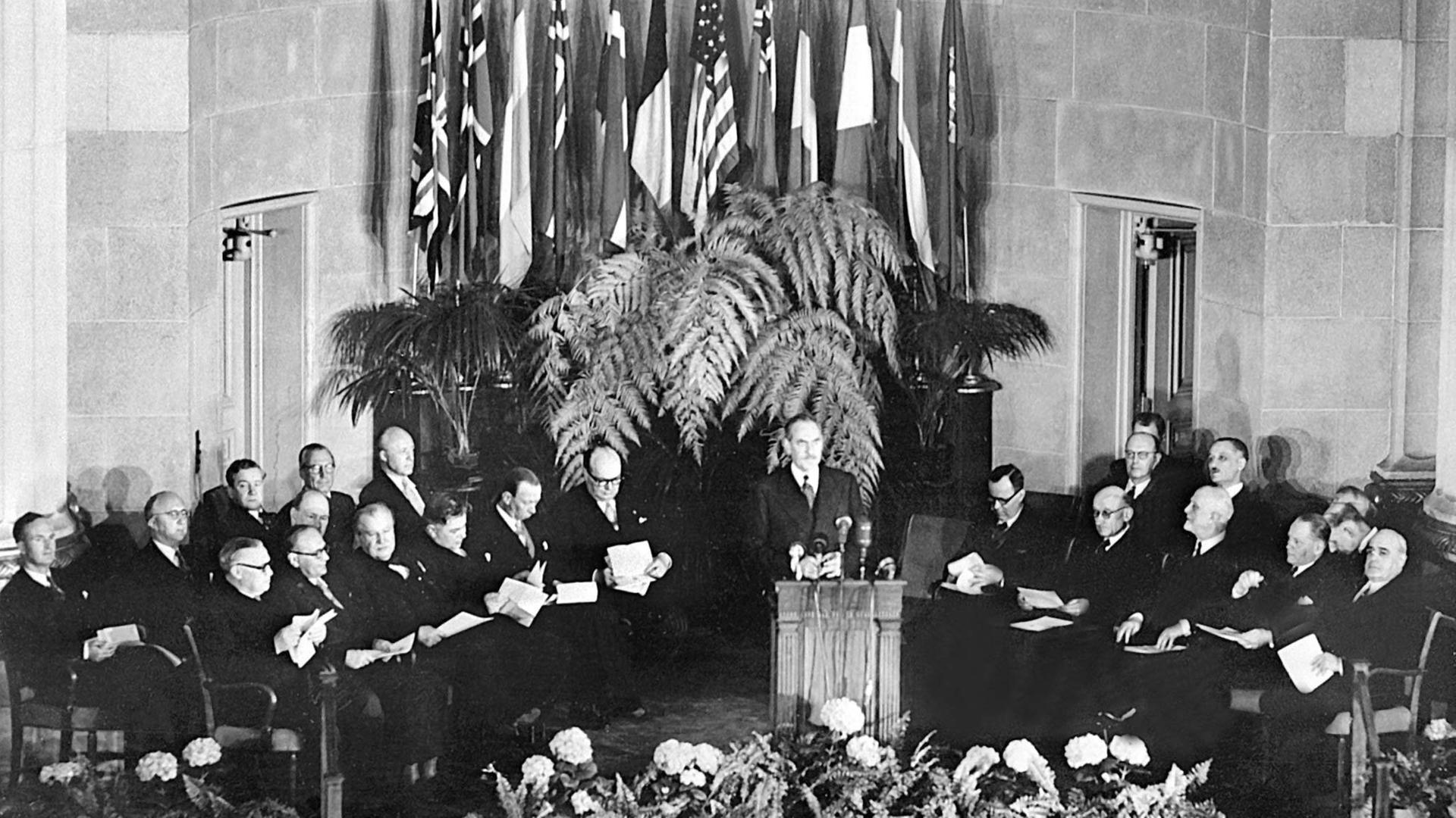 Die Vertreter der beteiligten Länder während der feierlichen Unterzeichnungszeremonie am 4. April 1949 in Washington D.C.. Unter dem Symbol der vierstrahligen Windrose schlossen sich am 4. April 1949 zehn europäische Staaten mit den USA und Kanada zu dem Verteidigungsbündnis "Nord-Atlantische Vertragsorganisation". Die Vertreter der beteiligten Länder während der feierlichen Unterzeichnungszeremonie am 4. April 1949 in Washington D.C.. Unter dem Symbol der vierstrahligen Windrose schlossen sich am 4. April 1949 zehn europäische Staaten mit den USA und Kanada zu dem Verteidigungsbündnis "Nord-Atlantische Vertragsorganisation".
