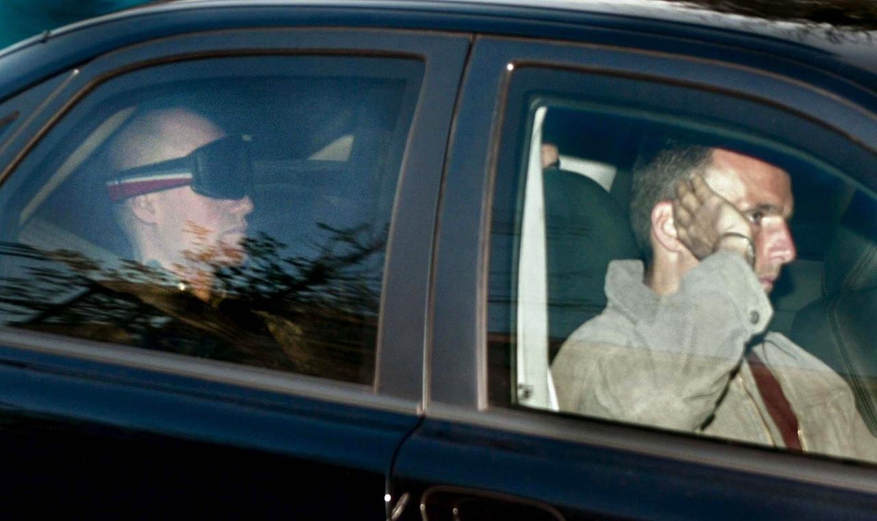 Der Fortuyn-Attentäter Volkert van der Graaf (l) wird am 15.4.2003 in einem Polizeiauto zum Gericht in Amsterdam gefahren. Der Fortuyn-Attentäter Volkert van der Graaf (l) wird am 15.4.2003 in einem Polizeiauto zum Gericht in Amsterdam gefahren.