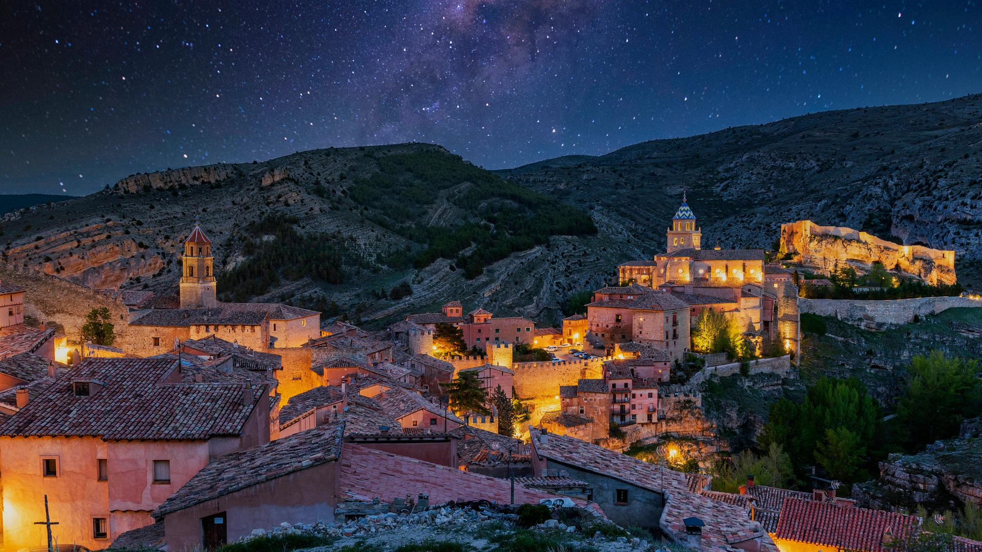 Ein spanisches Dorf bei Nacht.