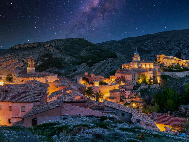 Ein spanisches Dorf bei Nacht.