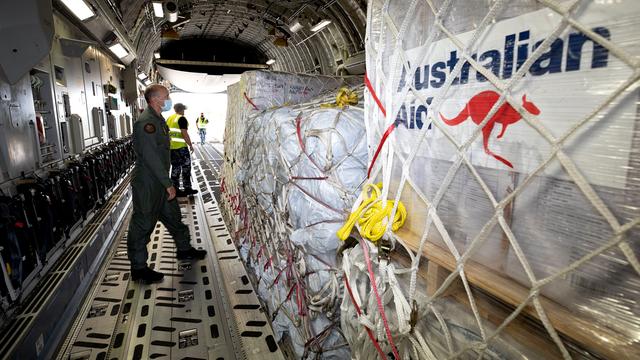 Hilfspakete für Tonga werden in eine Maschine der australischen Air Force geladen.