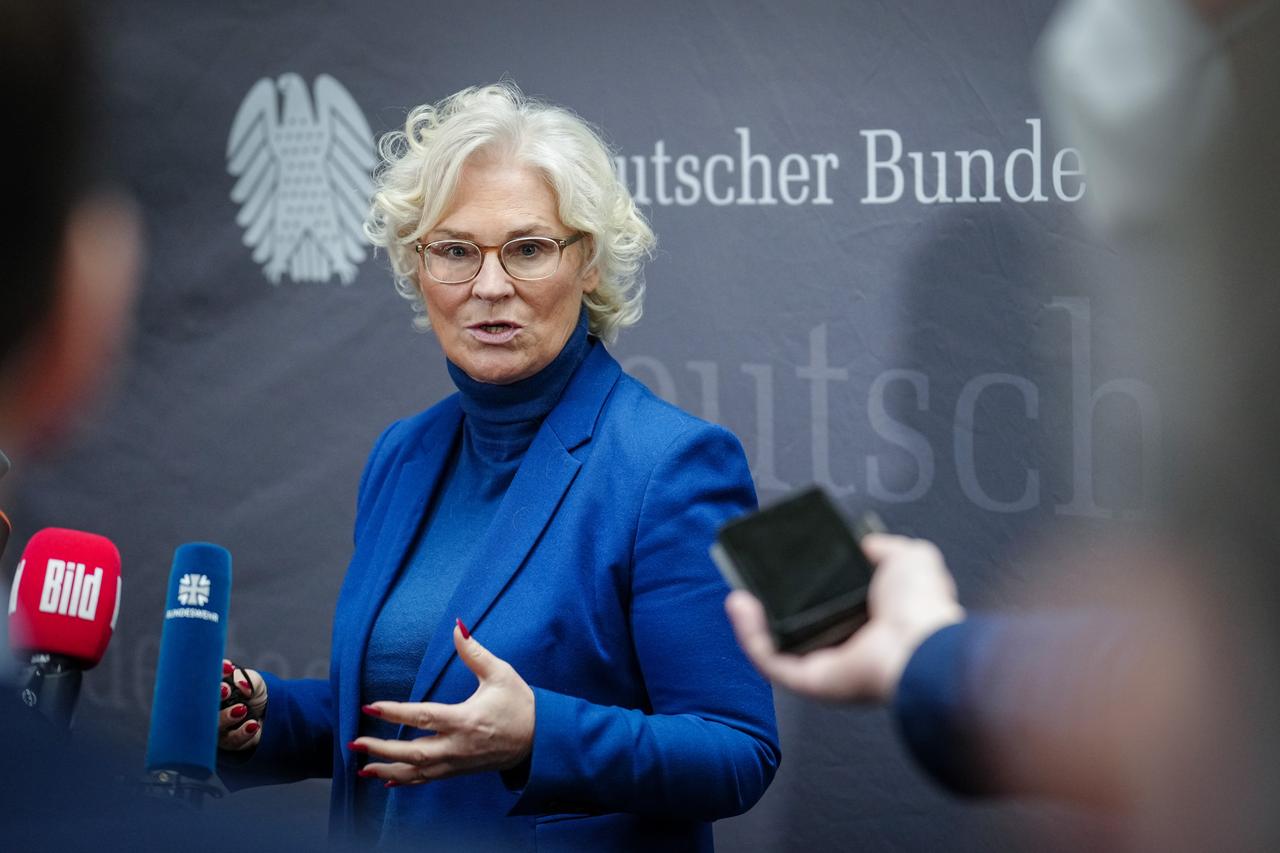 Christine Lambrecht (SPD), Bundesministerin der Verteidigung, spricht nach der Sondersitzung des Verteidigungsausschusses im Bundestag zu den Medienvertretern