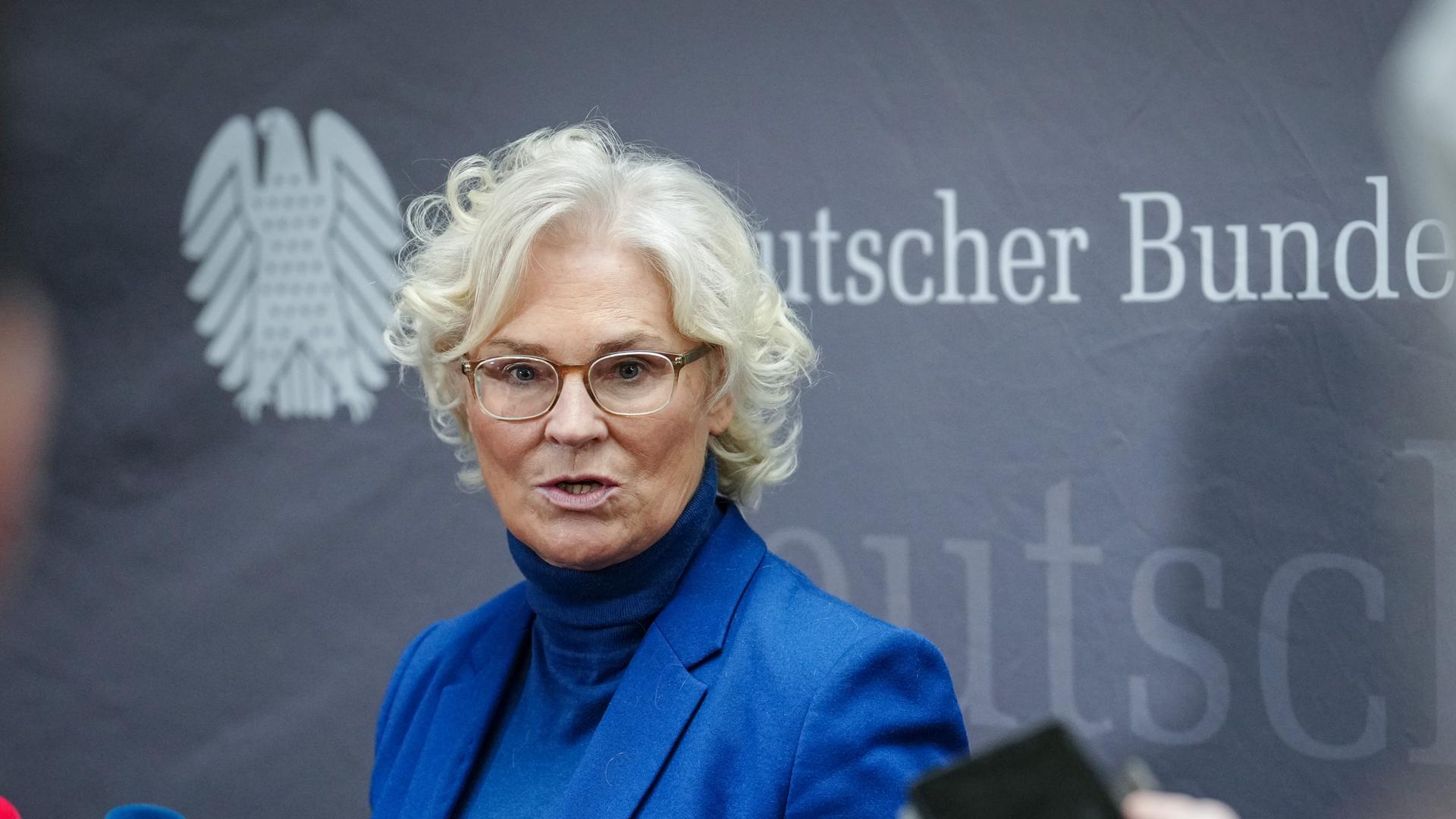 Christine Lambrecht (SPD), Bundesministerin der Verteidigung, spricht nach der Sondersitzung des Verteidigungsausschusses im Bundestag zu den Medienvertretern