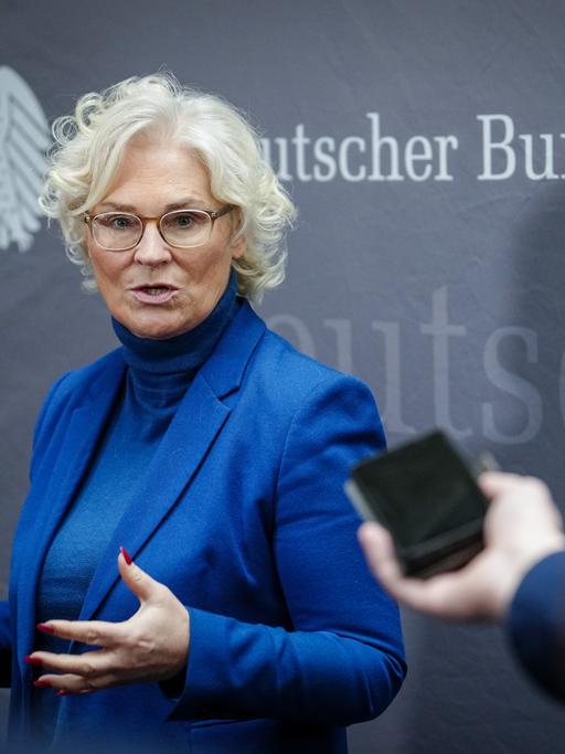 Christine Lambrecht (SPD), Bundesministerin der Verteidigung, spricht nach der Sondersitzung des Verteidigungsausschusses im Bundestag zu den Medienvertretern