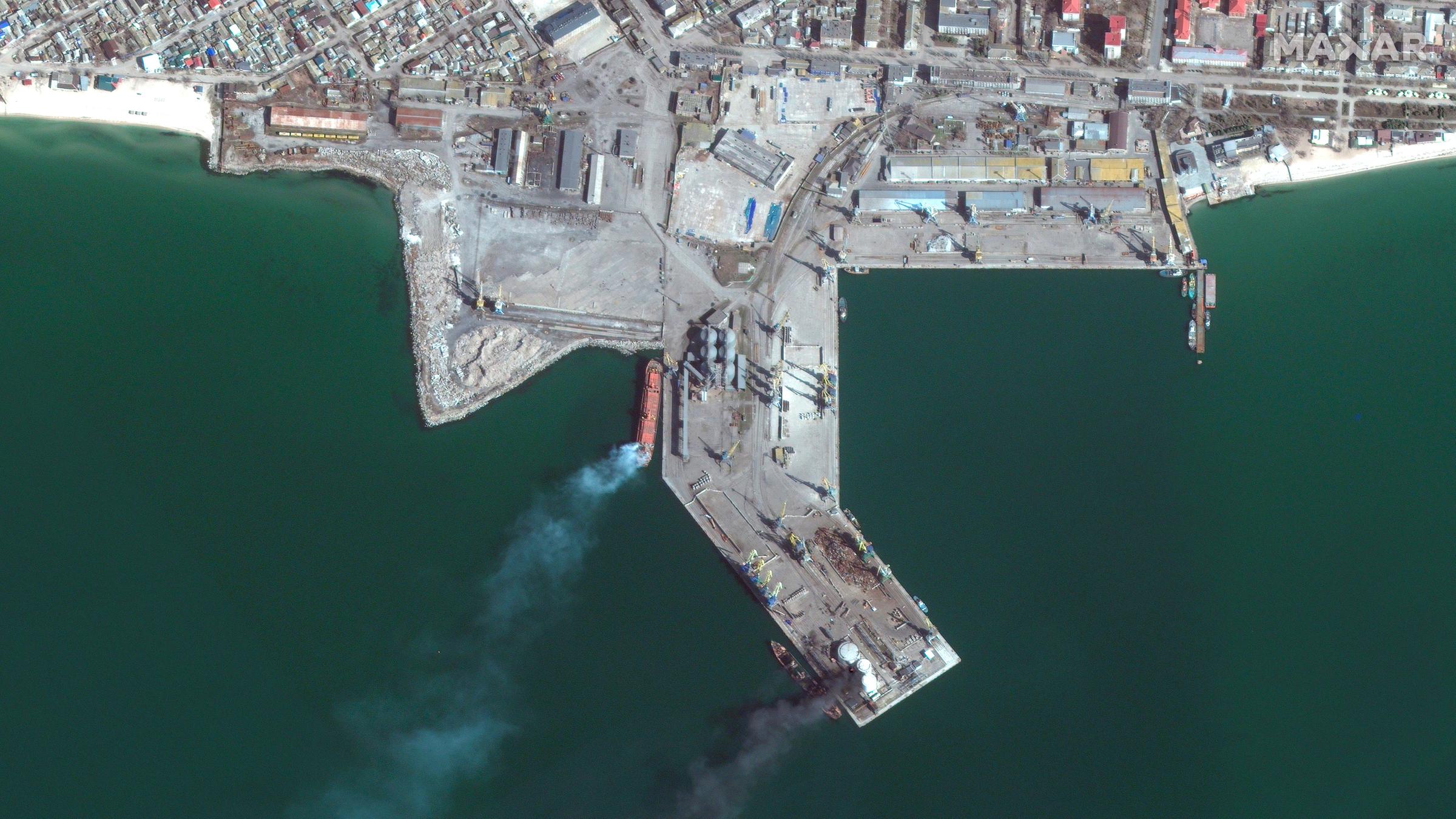 Blick von oben auf einen Hafenbrand im ukrainischen Hafen von Beryansk
