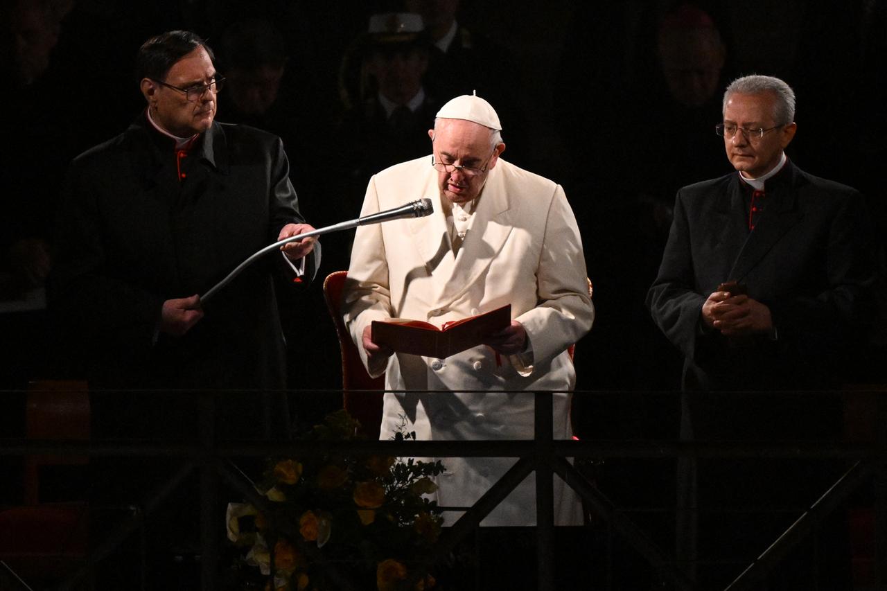 Papst Franziskus spricht beim traditionellen Kreuzweg in Rom in ein Mikrofon. Papst Franziskus spricht beim traditionellen Kreuzweg in Rom in ein Mikrofon.