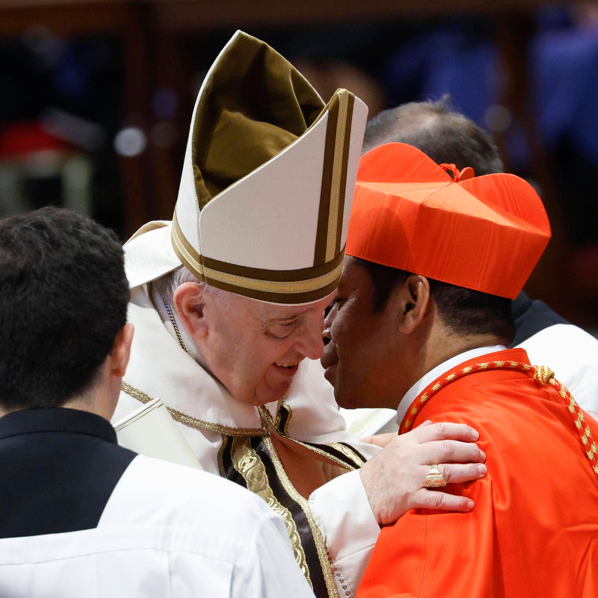 Der neue Kardinal Virgilio do Carmo da Silva aus Osttimor während einer Zeremonie mit Papst Franziskus im Vatikan.