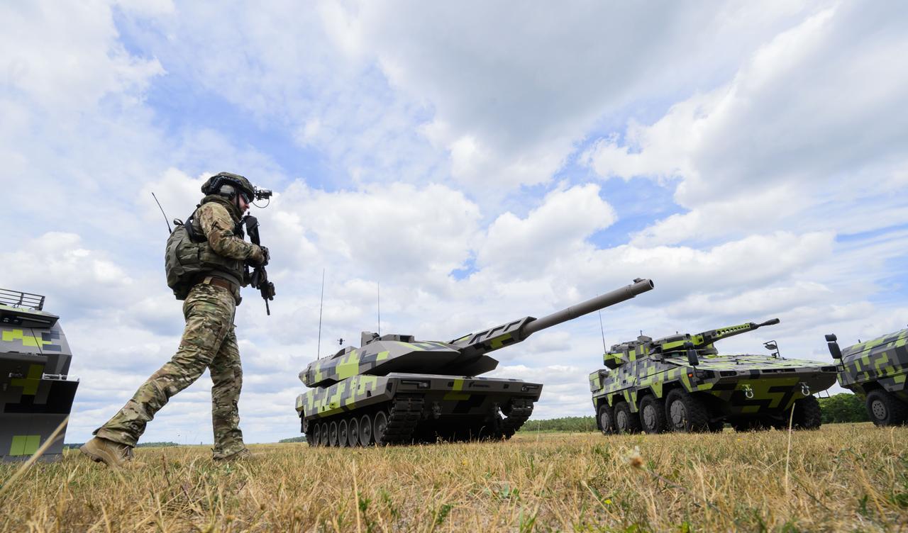 Vorführung beim Rüstungskonzern Rheinmetall: Der neu entwickelte Panther gehört zu den modernsten Waffensystemen der Welt. Vorführung beim Rüstungskonzern Rheinmetall: Der neu entwickelte Panther gehört zu den modernsten Waffensystemen der Welt.