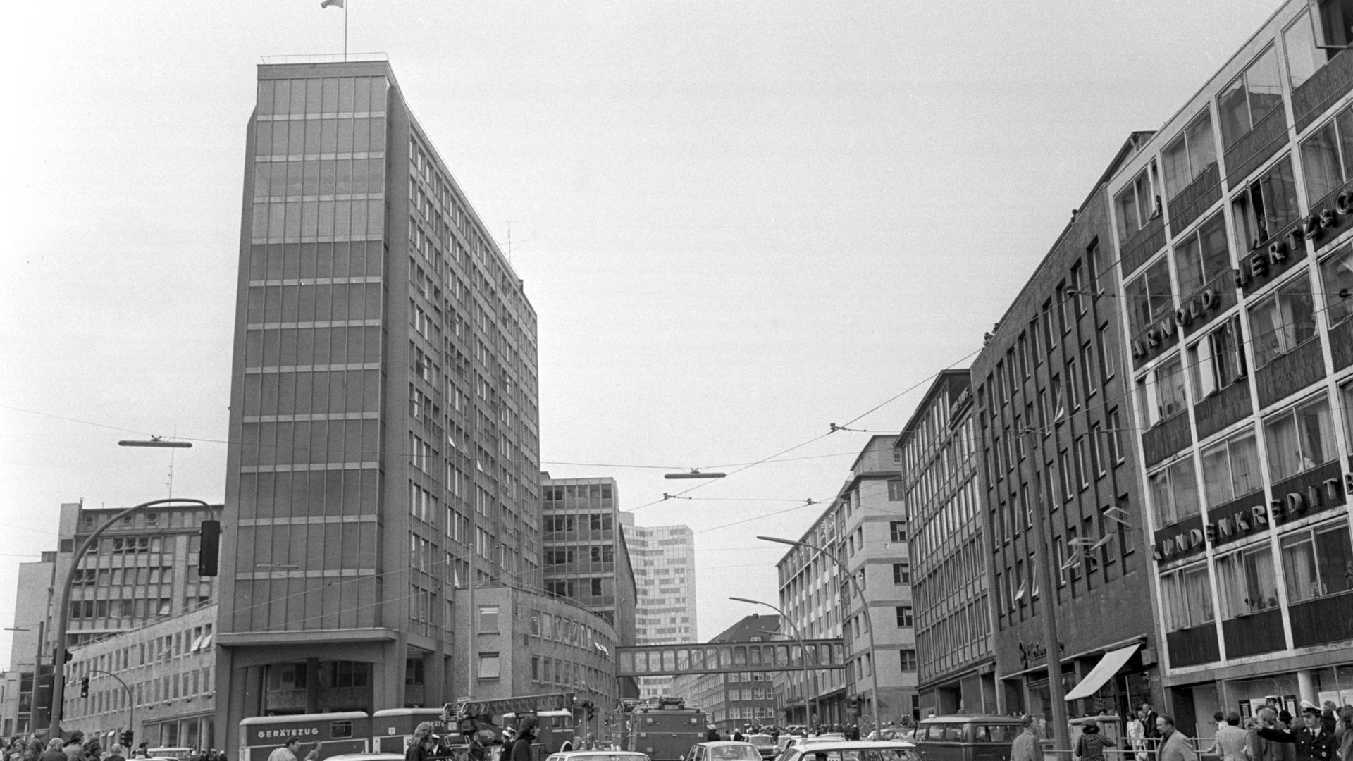 Polizeiwagen vor dem Gebäude des Springer-Verlages in Hamburg am 19.. Mai 1972. Durch mehrere Bombenexplosionen in dem Hauptgebäude des Verlages wurden 17 Mitarbeiter verletzt. Polizeiwagen vor dem Gebäude des Springer-Verlages in Hamburg am 19.. Mai 1972. Durch mehrere Bombenexplosionen in dem Hauptgebäude des Verlages wurden 17 Mitarbeiter verletzt.