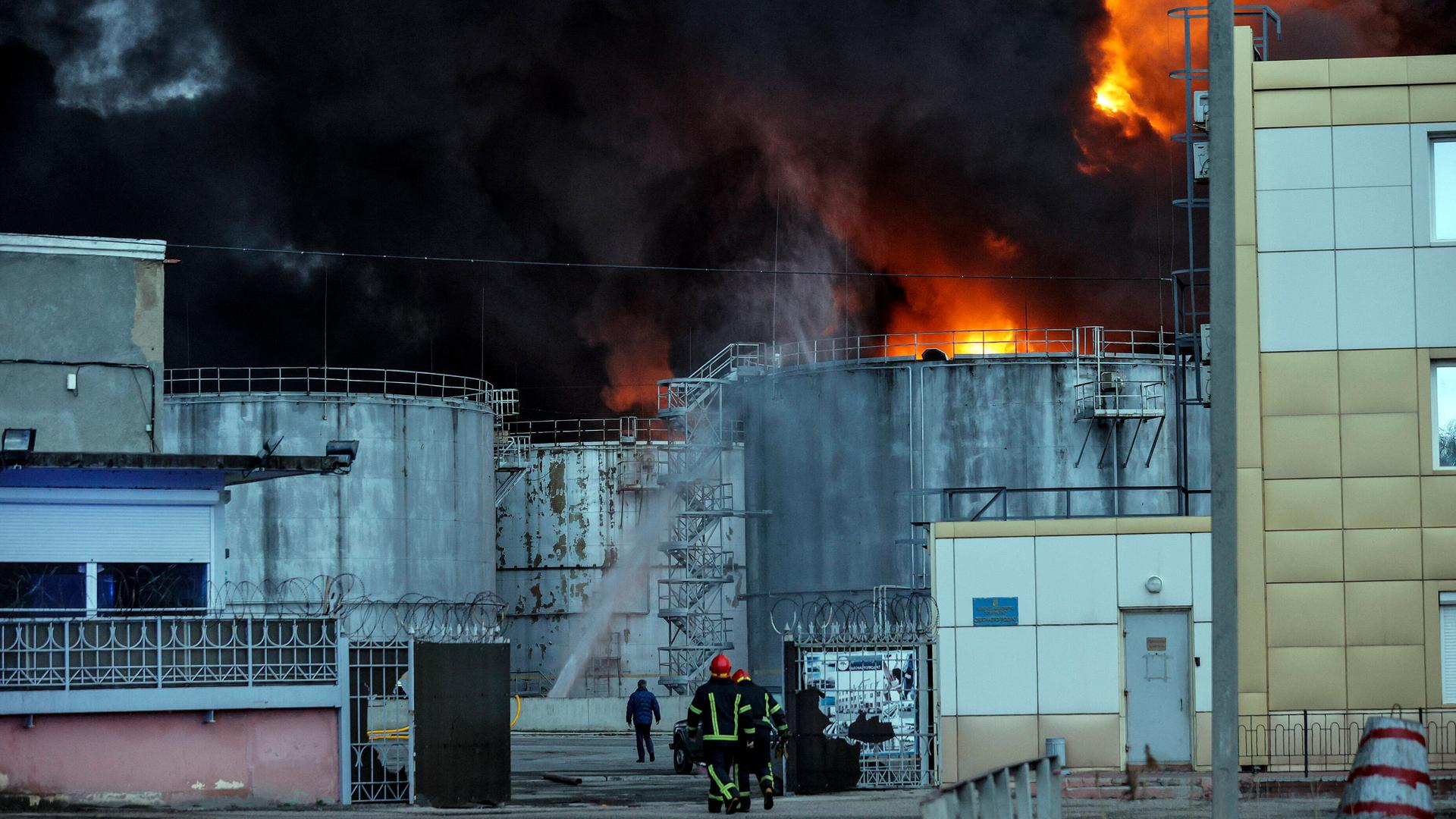 Feuerwehrleute bekämpfen Brände nach Explosionen in einer Erdölraffinerie in Odessa, Ukraine, 3. April 2022. Feuerwehrleute bekämpfen Brände nach Explosionen in einer Erdölraffinerie in Odessa, Ukraine, 3. April 2022.