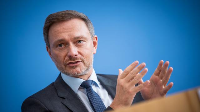 Berlin: Christian Lindner (FDP), Bundesminister der Finanzen, spricht während einer Pressekonferenz zum Haushalts-Regierungsentwurf 2023 und den Finanzplan für 2022 bis 2026.