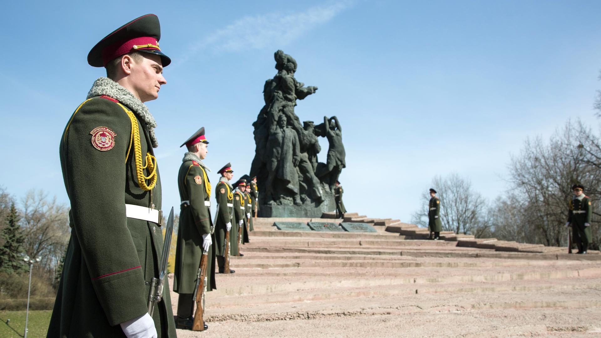 Ukrainische Soldaten stehen vor einer Statue der Gedenkstätte in Babi Jar. Ukrainische Soldaten stehen vor einer Statue der Gedenkstätte in Babi Jar.