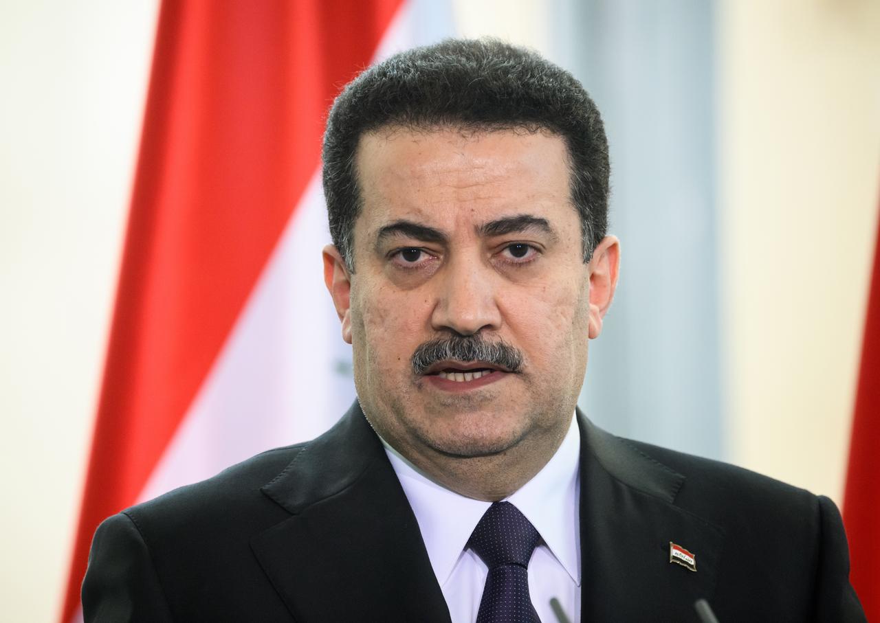 Porträt des irakischen Ministerpräsidenten Mohammed Schia al-Sudani bei einer Pressekonferenz. Im Hintergrund die Flagge des Irak. Porträt des irakischen Ministerpräsidenten Mohammed Schia al-Sudani bei einer Pressekonferenz. Im Hintergrund die Flagge des Irak.