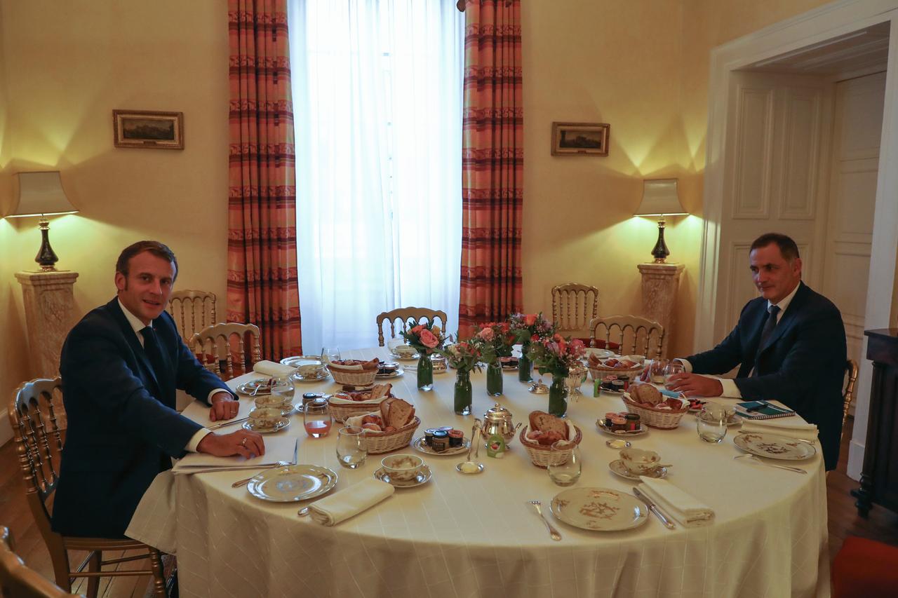 Präsident Emmanuel Macron (l) und der Chef des korsischen Exekutivrats, Gilles Simeoni, bei einem Treffen im Jahr 2020 in Ajaccio Präsident Emmanuel Macron (l) und der Chef des korsischen Exekutivrats, Gilles Simeoni, bei einem Treffen im Jahr 2020 in Ajaccio