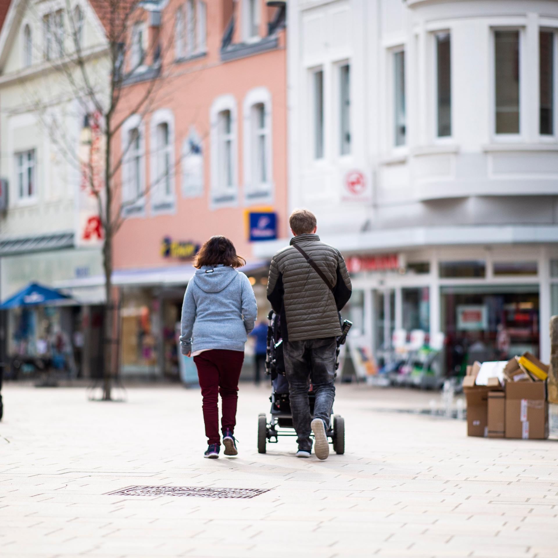 Menschen laufen durch die Fußgängerzone der Stadt Lübbecke. 