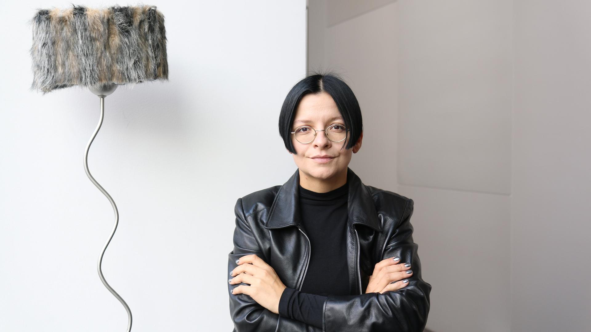 Henrike Naumann posiert im Museum Gunzenhauser in Chemnitz in ihrer Installation "Evolution Chemnitz" für ein Foto.