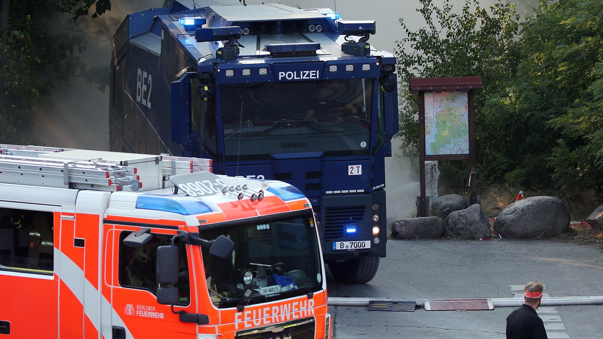 Brand im Berliner Grunewald nach Explosion Brand im Berliner Grunewald nach Explosion