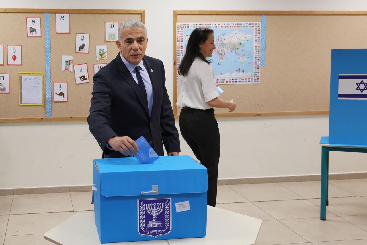 Der israelische Übergangsregierungschef Jair Lapid bei der Stimmabgabe zur Parlamentswahl Der israelische Übergangsregierungschef Jair Lapid bei der Stimmabgabe zur Parlamentswahl